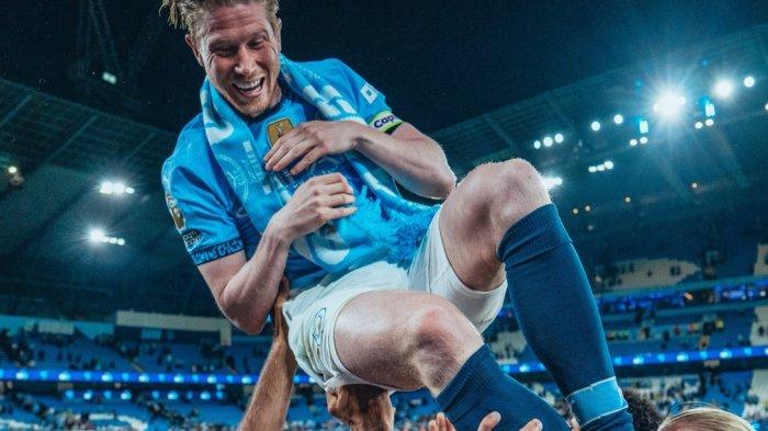 LAGA PERPISAHAN - Momen Kevin De Bruyne di lempar ke atas oleh rekan-rekannya usai menjalani laga perpisahan dengan Manchester City ketika melawan Bournemouth di Liga Inggris 2024-2025, Rabu (21/5/2025) dini hari.
