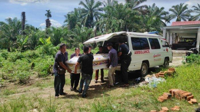 Momen pemakaman siswa sekolah menengah pertama (SMP) di SMP Negeri I STM Hilir, bernama Rindu Syahputra Sinaga (14) warga Dusun I, Desa Negara Beringin, Kecamatan STM Hilir, Kabupaten Deliserdang tewas diduga usai disuruh Squat jump sebanyak 100 kali oleh gurunya, Jumat (27/9/2024).