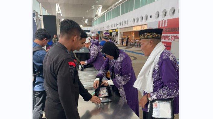 TEROR BOM: Momen personel Polisi memeriksa 442 jemaah haji asal Indonesia yang pesawatnya mendarat darurat di bandara Kualanamu, usai mendapat teror ancaman bom, Selasa (17/6/2025). Para jemaah dan seluruh kru diinapkan ke hotel tak jauh dari bandara.