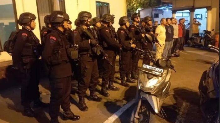 Momen personel Sat Brimob Polda Sumut apel di Polsek Sunggal pasca dua personel Polisi digebuki saat nyamar dan berusaha ungkap peredaran narkoba di Medan Sunggal. Delapan pelaku pengeroyokan dua personel Polisi ditangkap.