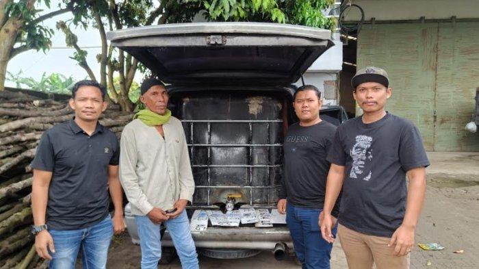 PENYELEWENGAN BBM - Momen personel Subdit IV Tindak Pidana Tertentu (Tipidter) kembali mengungkap penyelewengan bahan bakar minyak (BBM) jenis solar bersubsidi di Kabupaten Serdang Bedagai, Kamis (6/3/2025). Ini merupakan penangkapan kedua dalam sepekan.