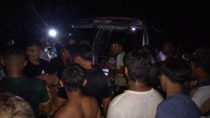 Momen petugas gabungan evakuasi korban banjir di kolam abadi Pelaruga Jungle di Dusun I, Desa Rumah Galuh, Kecamatan Sei Bingei, Kabupaten Langkat terseret banjir, Jumat (19/4/2024) sore kemarin. Satu orang meninggal dunia dan enam lainnya luka-luka.