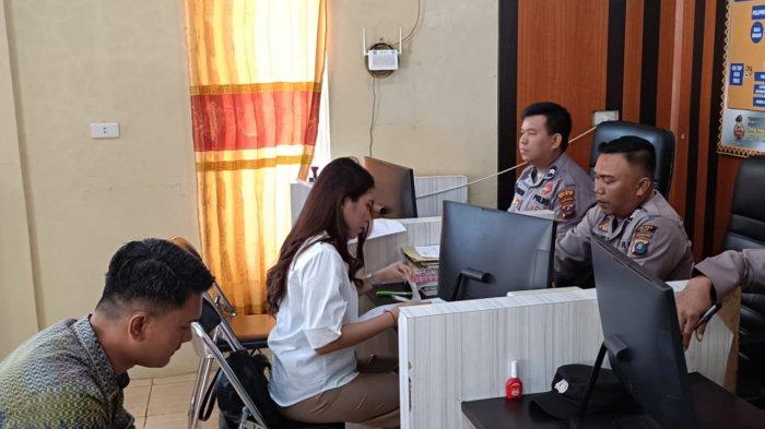 MELAPOR KE POLISI: Momen pramugari Wings Air bernama Lidya Cristine melapor ke Polres Nias buntut cekcok dengan anggota DPRD Sumut Megawati Zebua, Kamis (17/4/2025). Lidya melaporkan Megawati atas dugaan penganiayaan dan keselamatan penerbangan.