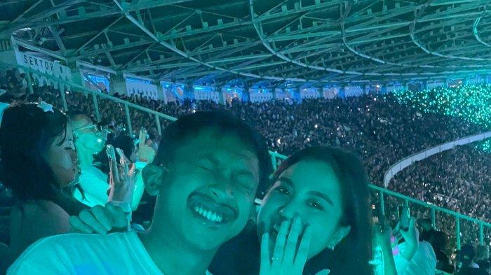 Momen romantis dari sepasang kekasih pada saat konser Coldplay di Jakarta viral di media sosial.