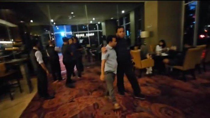 Momen saat penangkapan anggota Bawaslu Medan Azlansyah Hasibuan di salah hotel di Kota Medan.