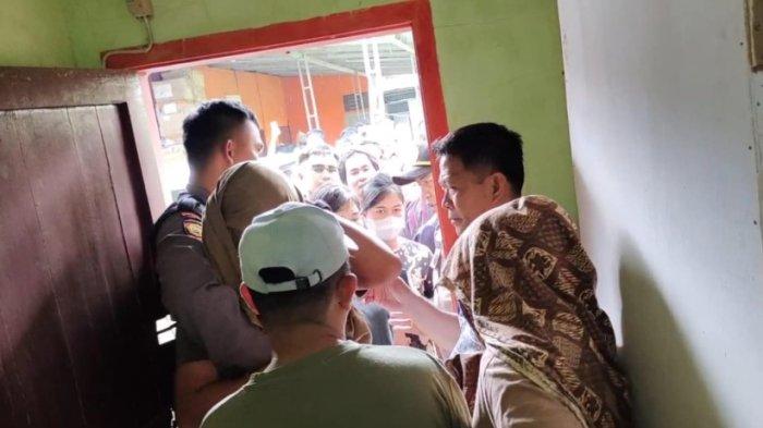 Momen seorang anggota Komisi Pemilihan Umum (KPU) di Nias Barat bernama Firman Iman Daeli (38) digerebek istri sahnya di dalam sebuah kamar indekos dengan seorang wanita, Selasa (22/4/2025). Usai digerebek, Firman dilaporkan istri sahnya dugaan perzinahan.