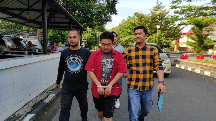 Momen tersangka jual beli ginjal bernama Mus Mulyadi alias Aji digiring dari ruang tahanan, Jumat (8/12/2023). Ia ditangkap polisi Karena terlibat perdagangan organ tubuh manusia dan berperan sebagai penghubung.