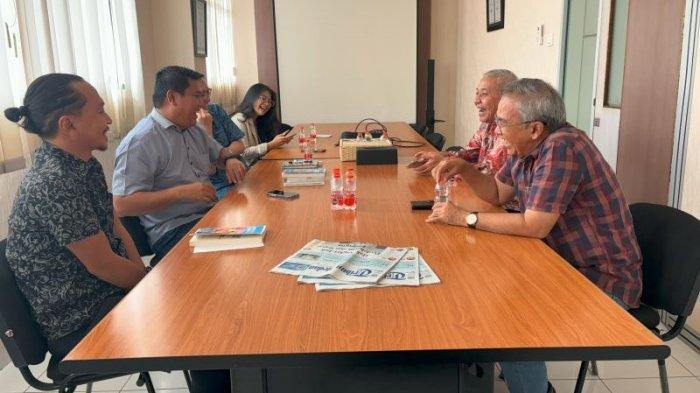 Pakar Komunikasi dan Motivator Nasional Dr Aqua Dwipayana saat berkunjung dan memberikan motivasi di Kantor Tribun Medan, Jl KH Wahid Hasyim, Rabu (6/3/2024).