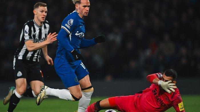 Aksi solo run Mykhailo Mudryk yang berbuah gol untuk Chelsea ke gawang Newcastle dalam lanjutan pekan ke-28 Liga Inggris 2023/2024 pada Selasa (12/3/2024) dinihari WIB. (Twitter Chelsea)
