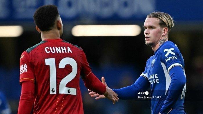 Gelandang Chelsea asal Ukraina #10 Mykhailo Mudryk (kanan) mengucapkan selamat kepada striker Wolverhampton Wanderers asal Brasil #12 Matheus Cunha di akhir pertandingan sepak bola Liga Utama Inggris antara Chelsea dan Wolverhampton Wanderers di Stamford Bridge di London pada 4 Februari 2024. Wolverhampton Wanderers menang 4 kali - 2 melawan Chelsea.