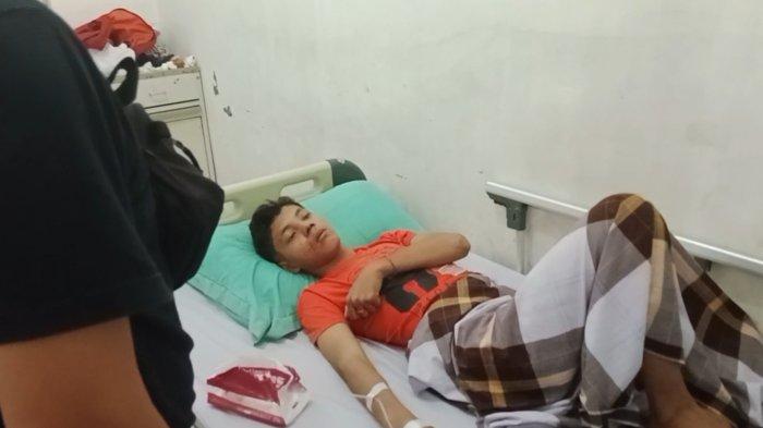 DIANIAYA GENG MOTOR: Muhammad Aldi Sitorus Pane (17) atlet tarung derajat Kabupaten Asahan dianiaya oleh puluhan orang geng motor di Jalan Cokroaminoto Kisaran. Sempat diculik ke tiga tempat berbeda. Kini dirawat di Rumah Sakit umum Daerah Abdul Manan Simatupang Kisaran, Kamis (3/4/2025).