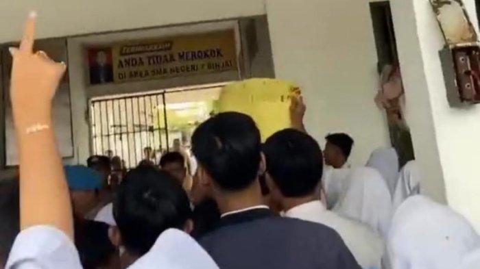 Murid di SMAN 7 Binjai menggelar aksi demo di sekolahnya pada, Selasa (5/11/2024) pagi.