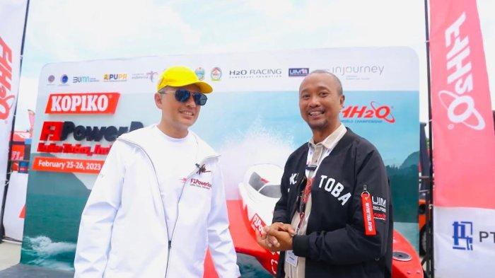 Wakil Gubernur (Wagub) Sumatera Utara (Sumut), Musa Rajekshah saat membuat konten bersama YouTuber terkenal Fitra Eri di sela-sela pertandingan Kejuaraan Dunia F1 Powerboat 2023 yang digelar di Balige, Sumut, Minggu (26/2/2023).