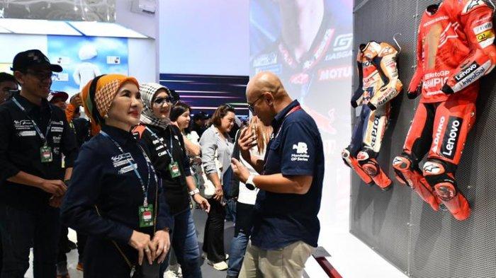 Direktur Utama Pertamina Nicke Widyawati bersama Direktur Keuangan Pertamina Emma Sri Martini melihat pakaian balap sebelum melakukan peresmian Pertamina MotoGP Experience Gallery saat acara Pertamina Grand Prix Of Indonesia 2024 di Pertamina Mandalika International Circuit, Lombok Tengah, Nusa Tenggara Barat, pada Sabtu (28/9/2024).(Dok. Pertamina)