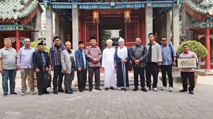 FOTO BERSAMA - Wakil Ketua Majelis Ulama Tiongkok, Yang Wan Li, berfoto bersama delegasi Islam Sumut saat berkunjung ke Masjid Beida Zhengzhou di kawasan Distrik Guancheng Hui, Kota Zhengzhou, Provinsi Henan, Tiongkok pada Jumat (30/05/2025).