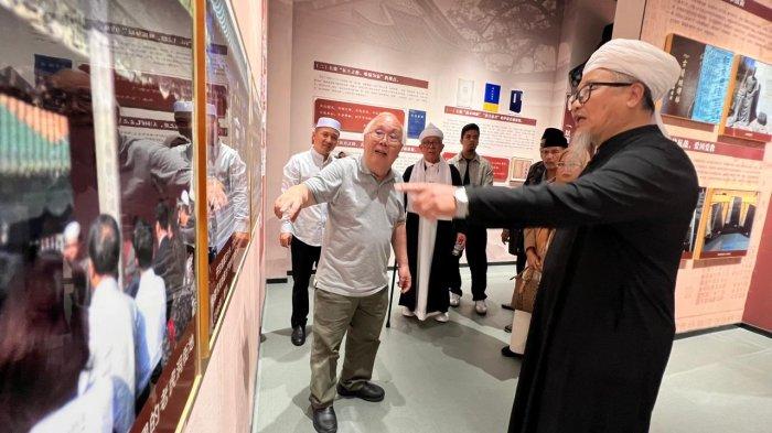 PENJELASAN - Wakil Ketua Majelis Ulama Tiongkok, Yang Wan Li memberikan penjelasan kepada delegasi Islam Sumut saat mengunjungi museum mini di Kompleks Masjid Beida Zhengzhou di kawasan Distrik Guancheng Hui, Kota Zhengzhou, Provinsi Henan, Tiongkok pada Jumat (30/05/2025).