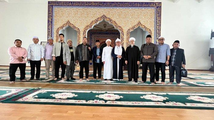 SAMBUT DELEGASI - Imam Masjid Beida Zhengzhou, Eisa (gamis putih), saat menyambut delegasi Islam Sumut saat berkunjung ke Masjid Beida Zhengzhou di kawasan Distrik Guancheng Hui, Kota Zhengzhou, Provinsi Henan, Tiongkok pada Jumat (30/05/2025).