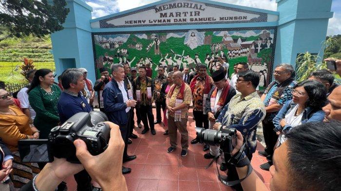 NAPAK TILAS MISIONARIS - Pembina GBI Rumah Persembahan Pdt Richard Bambang Jonan mengikuti Napak Tilas di Makam Misionaris Munson-Lyman di Tapanuli Utara, Kamis (24/4/2025). Kegiatan ini adalah rangkaian acara Paskah Nasional 2025.