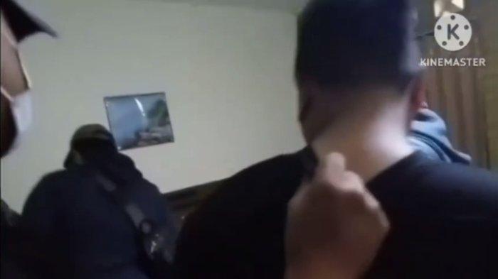 PENGGEREBEKAN DI VILA CURUP- Tangkapan layar video viral aksi penggerebekan di salah satu penginapan di Rejang Lebong. Oknum polisi dan pegawai bank digerebek suami sah di vila Curup, diduga selingkuh. Keduanya langsung diamankan dan diproses etik.