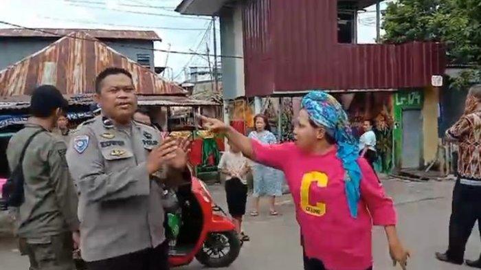 NASIB Emak-emak Baju Pink Tampar Polisi di Makassar, Videonya Viral, Emosi Lapaknya Ditertibkan