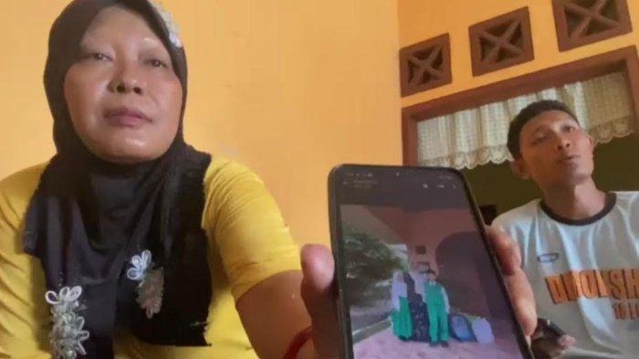 Nenek korban dan paman korban menunjukkan foto korban (kanan) di layar ponsel di Blitar, Jumat (27/9/2024).