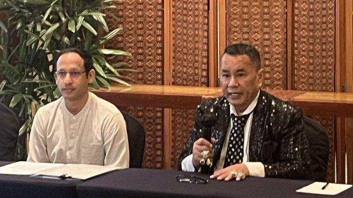 KLARIFIKASI NADIEM MAKARIM: Mantan Menteri Pendidikan, Kebudayaan, Riset, dan Teknologi (Mendikbudristek) Nadiem Makarim bersama Pengacara Hotman Paris bicara terkait kasus pengadaan Chromebook di Kemendikbudristek dalam konferensi pers di The Darmawangsa Jakarta, Selasa (10/6/2025). Kasus tersebut ditangani Kejaksaan Agung