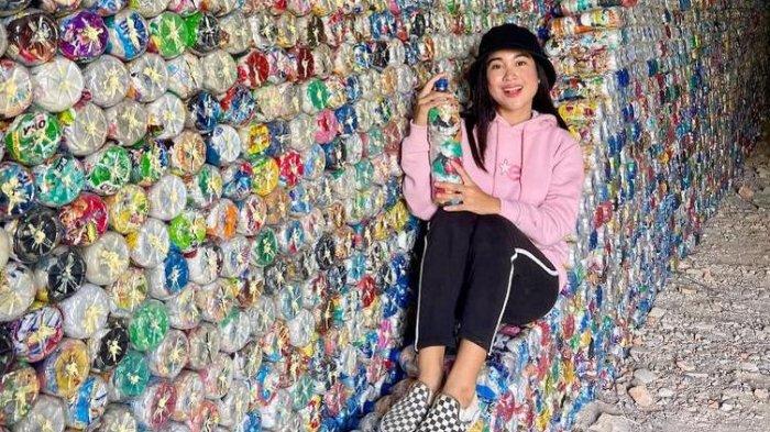 Namira Purba, tengah menunjukkan project pengumpulan sampah daur ulang yang dibangunnya di Bukit Lawang Langkat.