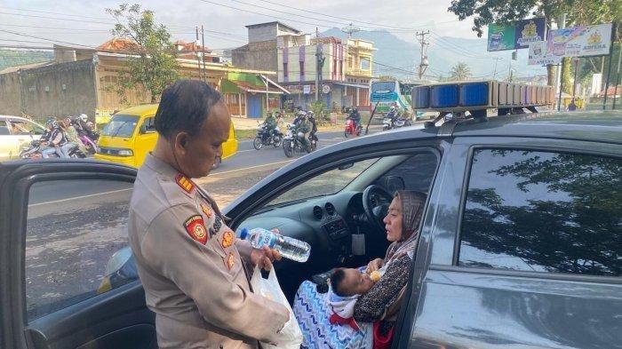 Kepala Pos Terpadu AKP Asep Saefulloh ketika mendamping seorang pemudik perempuan, ditinggal bersama bayinya oleh suaminya, Selasa (1/4/2025).