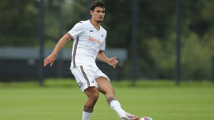 AKSI NATHAN - Bek Timnas Indonesia, Nathan Tjoe-A-On saat main laga uji coba Swansea City vs Bristol Rovers yang berakhir dengan 2-2 di Training Ground Fairwood, Sabtu (20/7/2024) dini hari WIB. Nathan Tjoe-A-On resmi diputus kontrak Swansea City.