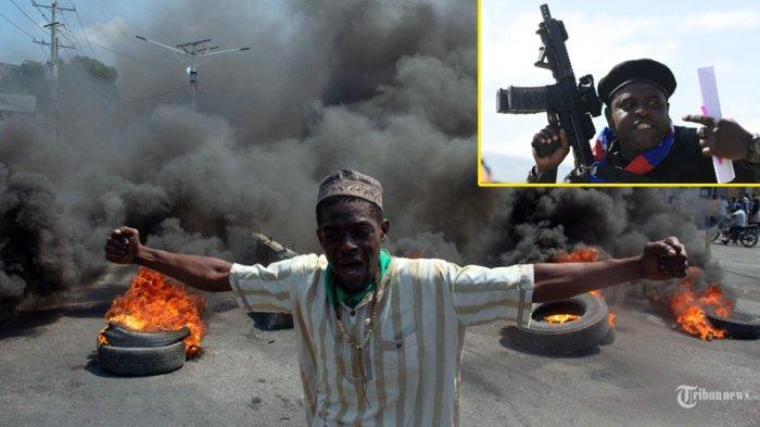 BOS GENG HAITI: Jimmy Chérizier kelahiran Delmas , Ouest , Haiti, 1977. Ia dijuluki Barbecue atau Babekyou. Jimmy Chérizier saat ini pemimpin gangster/geng Haiti. Ia mantan polisi nasional dan panglima perang Haiti. Gengnya disebut disingkat G9 atau FRG9 yang berbasis di Kota Port-au-Prince. (insert). POTRET Seorang pengunjuk rasa bereaksi ketika ban terbakar di jalan selama demonstrasi menyusul pengunduran diri Perdana Menteri Ariel Henry, di Port-au-Prince, Haiti, pada 12 Maret 2024. Kesepakatan transisi politik di Haiti menandai langkah maju yang penting bagi negara yang dilanda kekerasan namun masih banyak yang harus dilakukan, dan beberapa ahli memperingatkan bahwa situasinya bisa semakin memburuk. (Photo by Clarens SIFFROY/AFP).