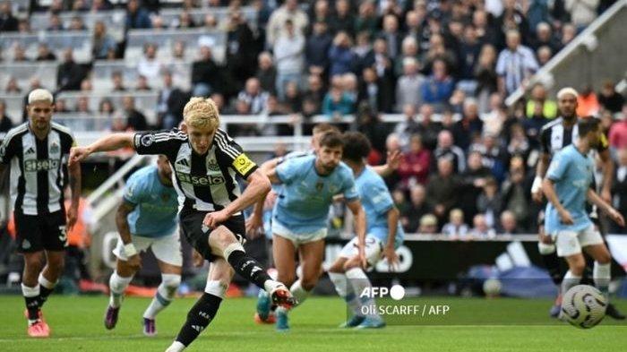Winger Newcastle United, Anthony Gordon, mencetak gol lewat tendangan penalti dalam laga Liga Inggris melawan Manchester City, Sabtu (28/9/2024) di St James' Park.