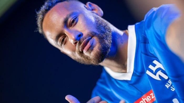Neymar resmi gabung Al Hilal. Neymar diikat dengan kontrak berdurasi dua tahun.