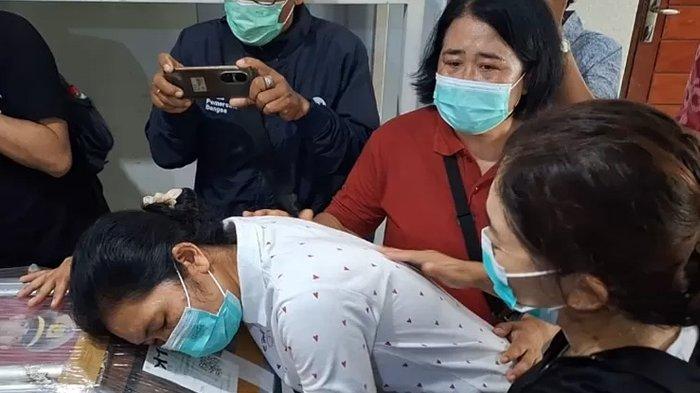 Isak tangis Ni Nengah Rusmini dan sahabatnya menyambut kedatangan jenazah Putu Satria Ananta Rustika (19), taruna Sekolah Tinggi Ilmu Pelayaran (STIP), Jakarta, saat tiba di RSUD Kungkung, Bali, Minggu (5/5/2024). Ibu korban, Ni Nengah Rusmini yang ikut mengantar jenazah dari Jakarta, tidak kuasa menahan rasa sedih hingga harus dibopong kerabatnya diajak ke ruang perawat. Diketahui, Ni Nengah Rusmini merupakan bidan di RSUD Kungkung. (Tribunnews.com)