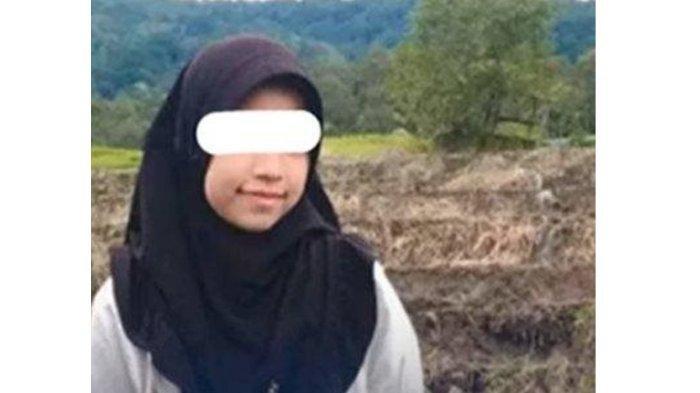 Nia Kurnia Sari alias NKS (18) jasad ditemukan telah dikubur tanpa busana di Pariaman, Sumbar