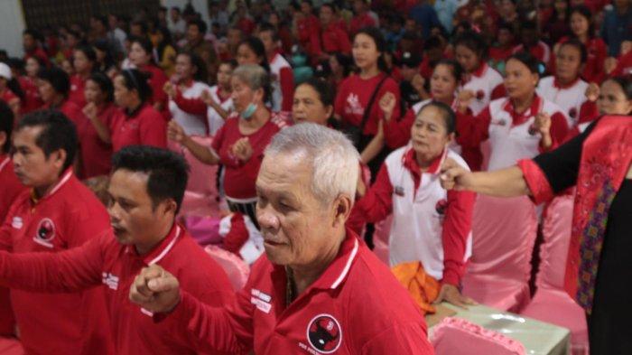 Para militansi DPC PDI Perjuangan Nias Barat mendengar arahan Ketua DPD PDI Perjuangan Sumut Drs Rapidin Simbolon MM dan Penyabar Nakhe Wakil Ketua DPD  di Halll Tokosa, Desa Onolimbu Kecamatan Lahomi Kabupaten Nias Barat, Minggu (10/11/2023).