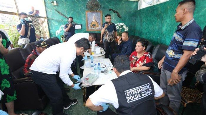 Momen personel Subdit IV Renakta Ditrreskrimum Polda Sumut dibantu Sat Brimob menangkap Nina Wati, tersangka dugaan penipuan dan penggelapan modus masuk Akpol bayar Rp 1,3 Miliar. Nina ditangkap di kediamannya Dusun XI, Desa Tanjung Rejo, Kecamatan Percut Sei Tuan, Kabupaten Deli Serdang, Sumatera Utara, Kamis (21/3/2024) pagi.