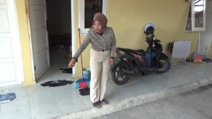 Nindi seorang guru les bahasa Jerman, menunjukkan letak terakhir sepeda motornya diparkirkan sebelum hilang dicuri dua orang pria. Kejadian tersebut terjadi di kosan Jalan Bunga Mawar, Padang Bulan Selayang II, Kecamatan Medan Selayang, Kamis (14/11/2024). TRIBUN-MEDAN/ALFIANSYAH