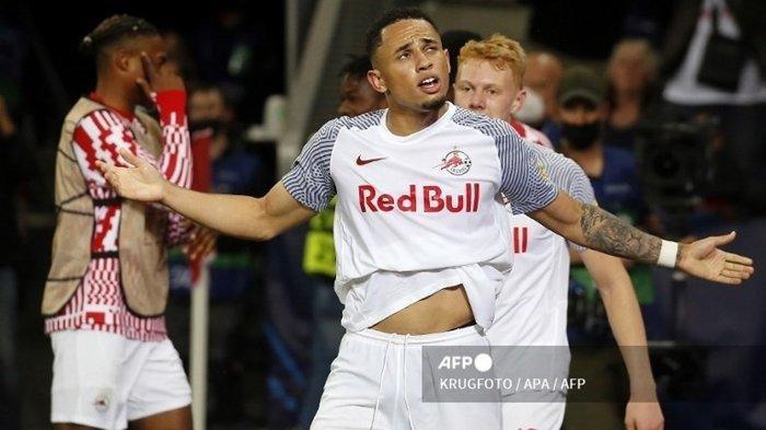 Striker Salzburg, Noah Okafor. Terbaru, AC Milan dikabarkan telah mencapai kesepakatan melalui Paolo Maldini untuk mendatangkan penyerang Swiss itu di jendela transfer musim panas mendatang.