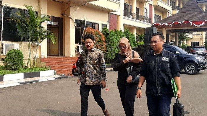 Norma Risma (tengah) didampingi dua pengacaranya dari team Hotman Paris 911 seusai pemeriksaan di Polda Banten. Selasa (8/8/2023). (KOMPAS.COM/RASYID RIDHO)