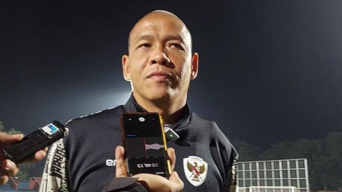 Pelatih timnas U-16 Indonesia, Nova Arianto saat ditemui awak media di Lapangan UNS (Universitas Sebelas Maret), Minggu (23/62024) malam.