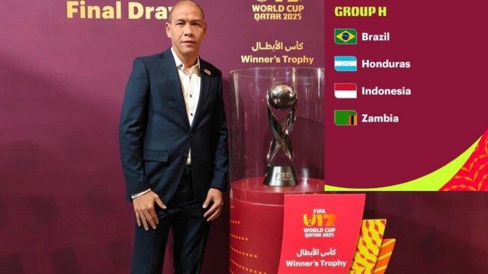 Pelatih Timnas U17 Indonesia, Nova Arianto berfoto bersama trofi Piala Dunia U-17 2025. Timnas U-17 Indonesia gabung Grup H bersaing dengan Brasil, Honduras dan Zambia.