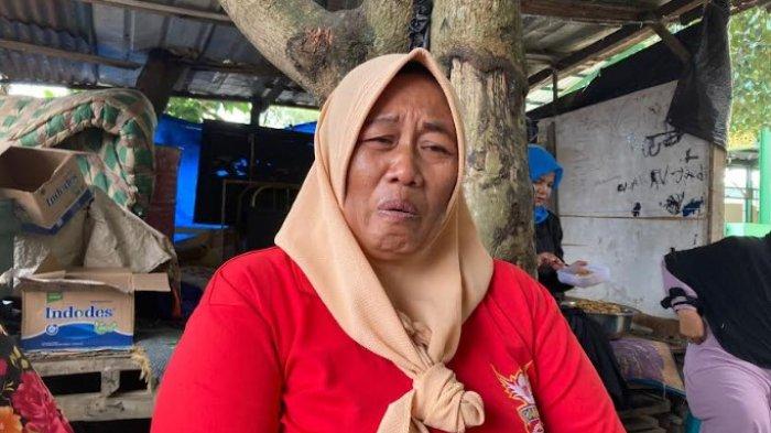 Nur Aini, istri mendiang Mardian alias Wakas, pak Ogah atau relawan lalu lintas di depan gedung Kejaksaan Tinggi Sumut yang ditemukan tewas bersama rekannya, Andi Syahputra.