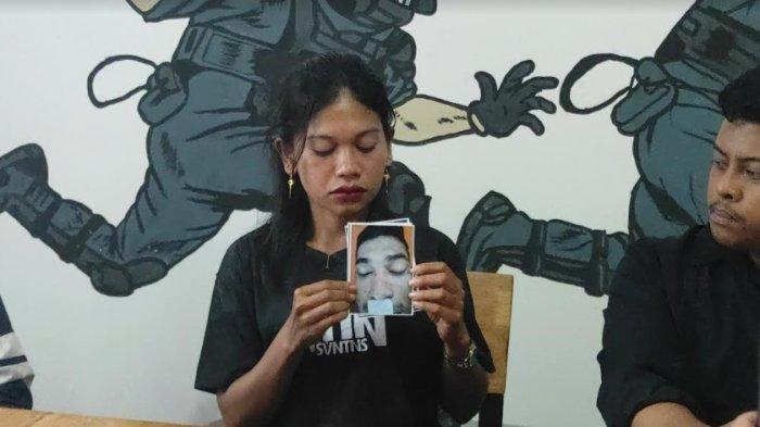 Nurhasanah, adik Irwan alias Ferdus, warga Batubara yang tewas 2 hari setelah ditangkap Polisi karena narkoba, Selasa (4/6/2024).