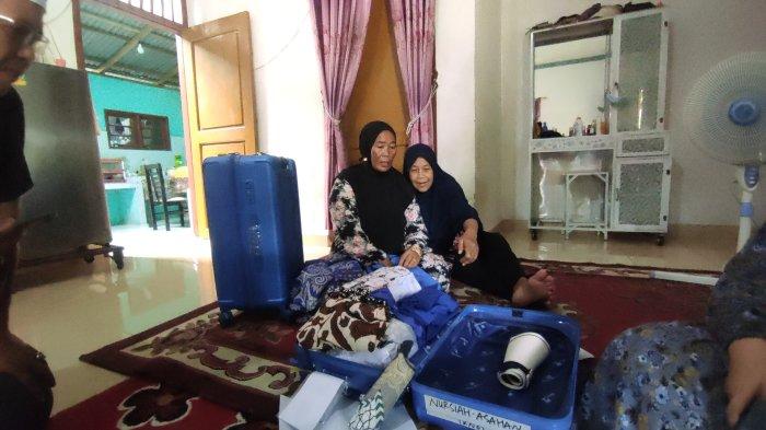 Nursiah, warga Desa Punggulan, Kecamatan Air Joman, Kabupaten Asahan meratapi perlengkapan umrah miliknya setelah merasa tertipu oleh salah satu travel umrah di Kisaran, Kamis (23/5/2024).
