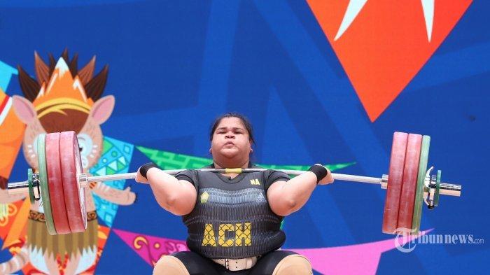 Atlet angkat besi asal Aceh, Nurul Akmal saat bertanding pada kelas +87 kg dalam Pekan Olahraga Nasional (PON) XX Papua 2021 di Auditorium Universitas Cenderawasih, Kota Jayapura, Papua, Sabtu (9/10/2021).