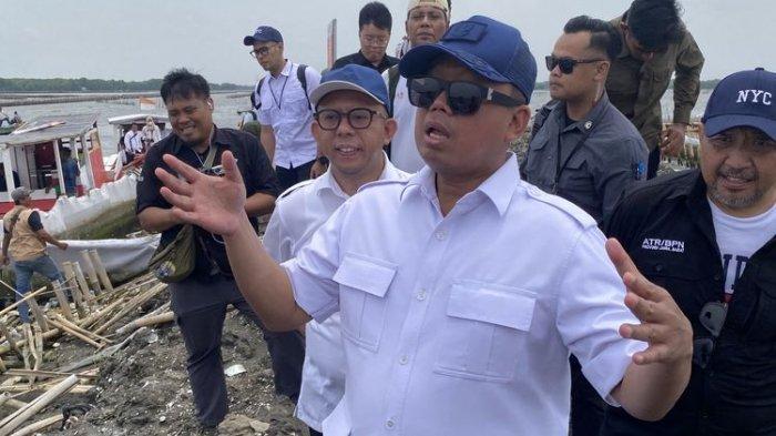 Menteri Agraria dan Tata Ruang/Badan Pertanahan Nasional (ART/BPN) Nusron Wahid mengunjungi pagar laut di Desa Segara Jaya, Kabuoaten Bekasi, Selasa (4/2/2025).(ACHMAD NASRUDIN YAHYA/KOMPAS.com)