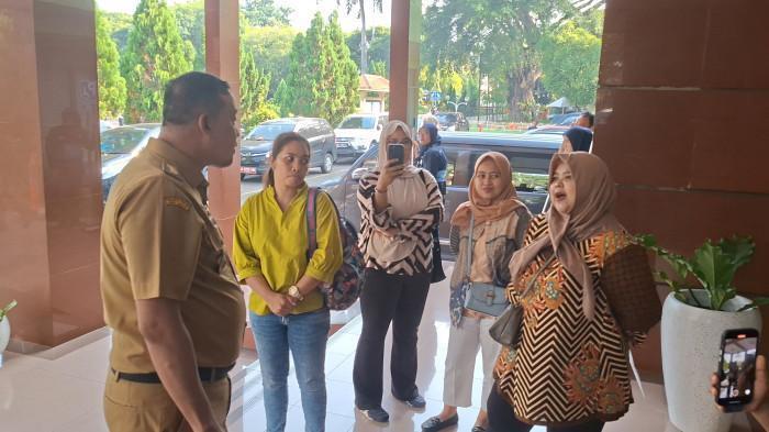 ORTU GERUDUK KANTOR WALKOT - Sejumlah orang tua murid melapor ke Wali Kota Bekasi, Tri Adhianto mengenai dugaan pungutan liar (pungli) yang dilakukan seorang Kepala Sekolah Dasar Negeri (SDN) berinisial SM di wilayah Jaticempaka, Kecamatan Pondok Gede, Kota Bekasi. Selain dugaan pungli, Kepala SDN tersebut juga diduga melakukan penyelewengan dana BOS, hingga melakukan tindakan intimidasi terhadap guru.