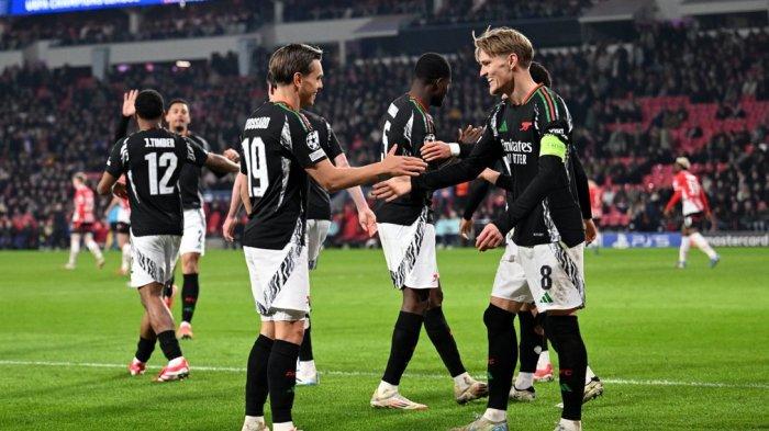 SELEBRASI - Pemain Arsenal selebrasi usai cetak gol ke gawang PSV Eindhoven pada leg pertama 16 besar Liga Champions 2024-2025, Rabu (5/3/2025) dini hari WIB.