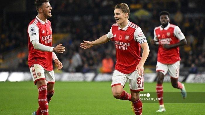 Gelandang Arsenal asal Norwegia Martin Odegaard merayakan gol 