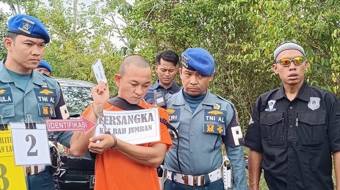 REKONSTRUKSI PEMBUNUHAN - Tersangka oknum TNI AL Kelasi Satu Jumran (baju tahanan) menjalani rekonstruksi pembunuhan jurnalis Juwita di Gunung Kupang, Cempaka, Sabtu (5/4/2025).